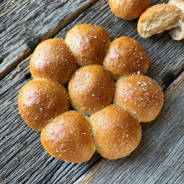 Maple Cracked Wheat Dinner Rolls (8ct)