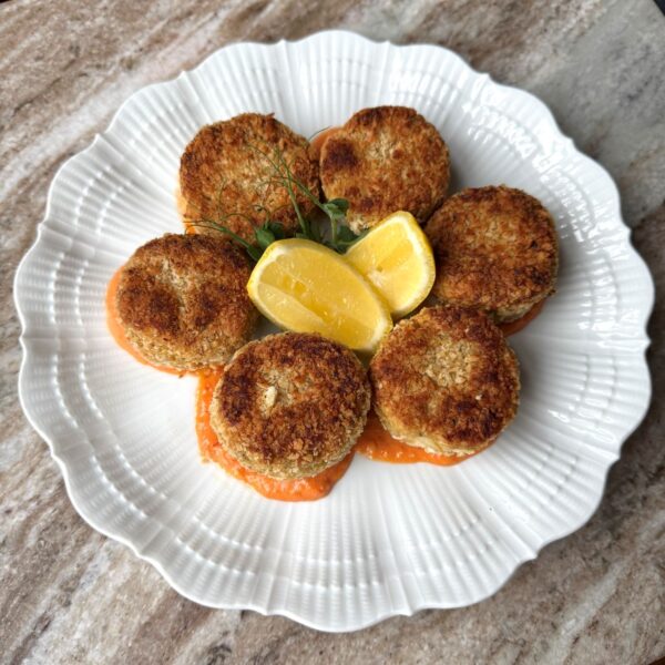 Lump Crab Cakes with Remoulade (6 Small Cakes)